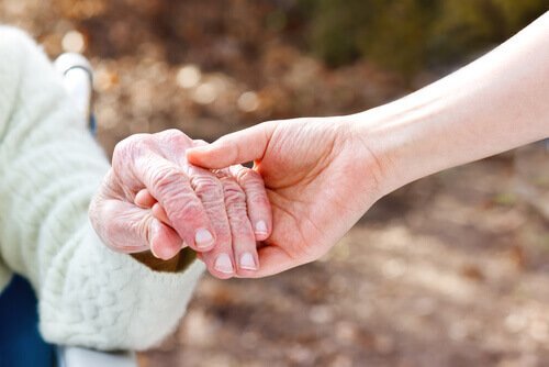Dłoń dotyka dłoni - dotknięci chorobą Alzheimera