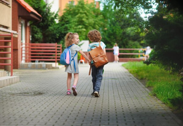 Dwójka dzieci idąca do szkoły.