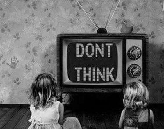 Dzieci przed telewizorem z napisem "nie myśl".