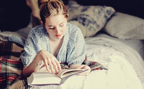Czytanie przed snem: nawyk, który twój mózg pokocha