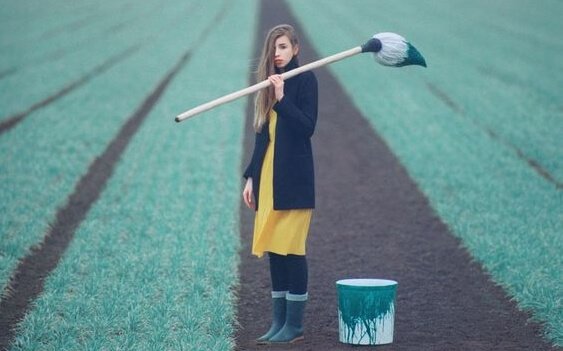 Dziewczyna malująca pole.