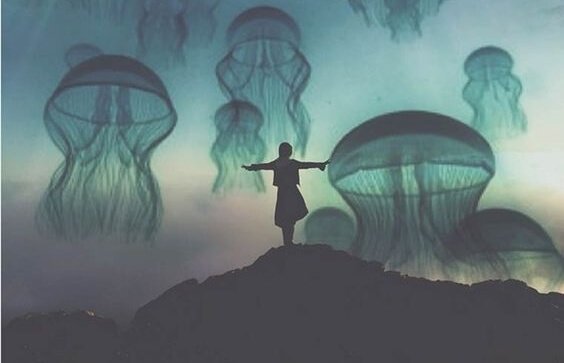Dziewczyna i meduzy.
