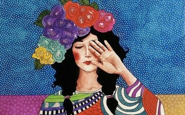 Kobieta z kwiatami we włosach.