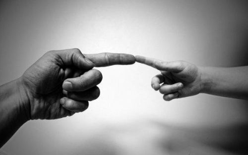 Każdy gest to cały świat – znaczenie i różnice w komunikacji niewerbalnej