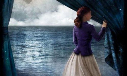 Głos doświadczenia - kobieta w oknie z widokiem na ocean