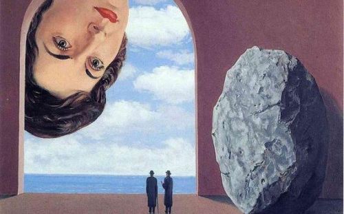 Głos doświadczenia - kobieta patrzy z góry na dwoje ludzi