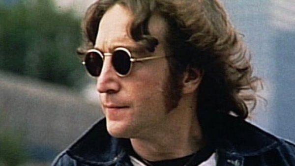 John Lennon w ciemnych okularach.