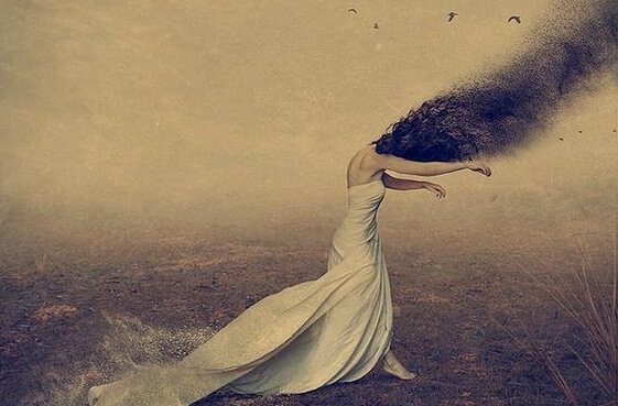 Kobieta w białej sukni.