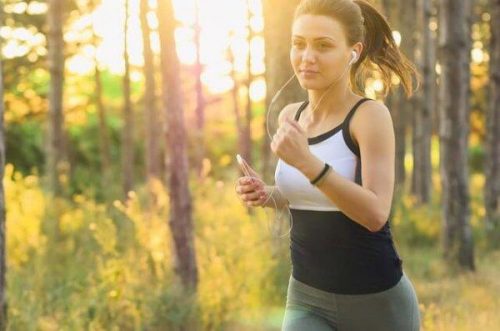 Kobieta biega - ćwiczenia fizyczne wpływają na mózg