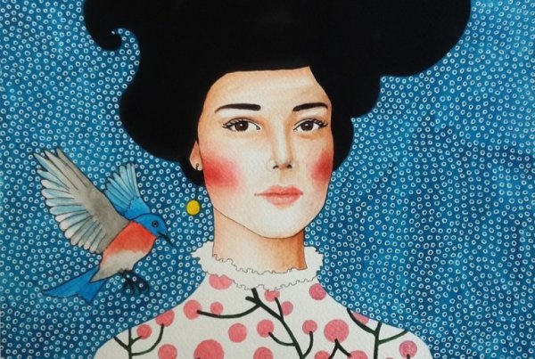 Kobieta z ptaszkiem na ramieniu.