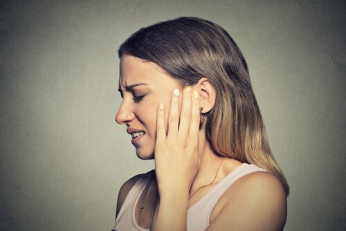 kobieta z bólem ucha