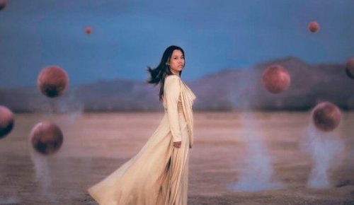 Strach udający lenistwo - dziewczyna w otoczeniu kul