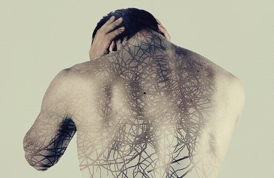 mężczyzna odwrócony tyłem