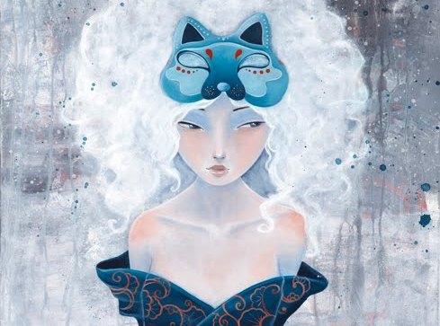 Porównywanie - kobieta z niebieską maską wilka patrzy w bok
