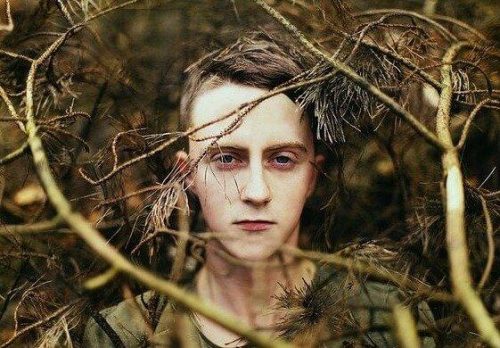 Strach jako lenistwo - chłopak w lesie