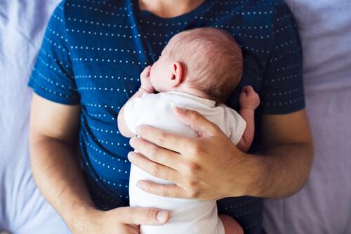 Temperament dziecka - noworodek w ramionach ojca