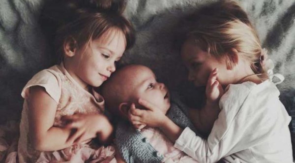 Starsze rodzeństwo.