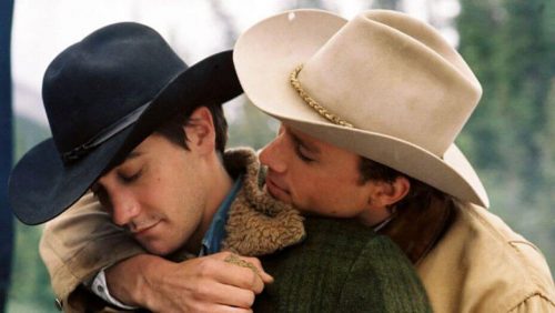 dwóch przytulających się mężczyzn - Tajemnica Brokeback Mountain