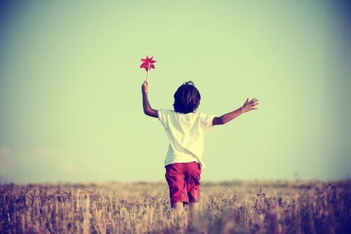 Dziecko z kwiatkiem