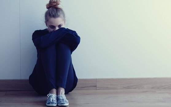 dziewczyna na podłodze