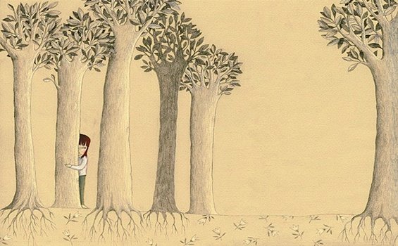 Dziewczynka chowająca się między drzewami.