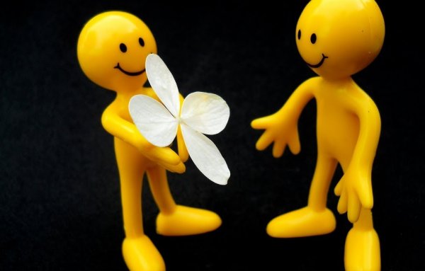 Żólte figurki z kwiatkiem.