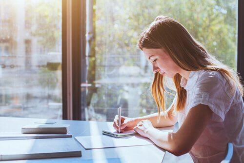 Jak uczyć się lepiej i efektywniej - skupiona dziewczyna pisze