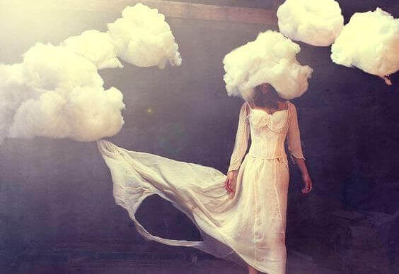 Kobieta z głową w chmurach.