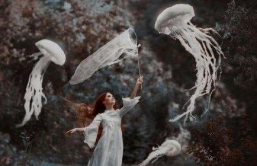 Kobieta łapie meduzy