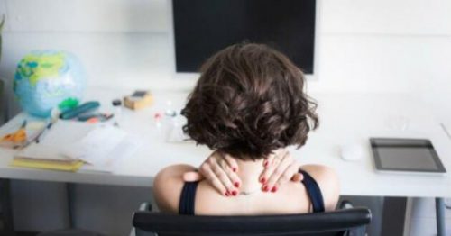 Kobieta relaksująca się przy pracy