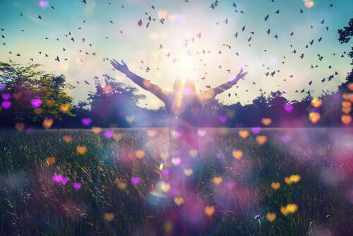 Szczęśliwa kobieta w polu