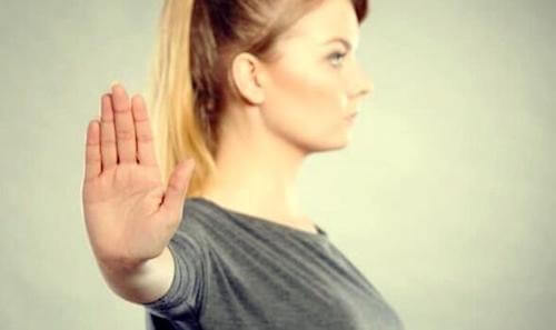 Asertywna obojętność - co to jest i jak działa?