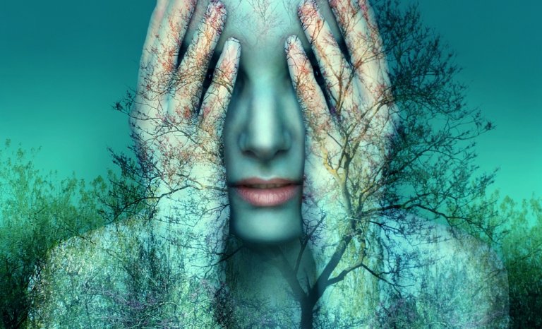 kobieta zakrywająca twarz