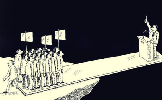 Ludzie na trampolinie.