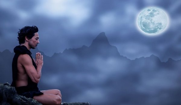 Mężczyzna modlący się do ksieżyca.