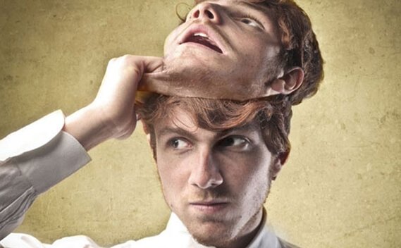 Mężczyzna ściągający maskę.