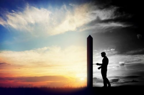 Mężczyzna stawiający czoła lękom