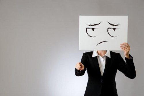 Niezadowolony człowiek krytykuje wskazując palcem