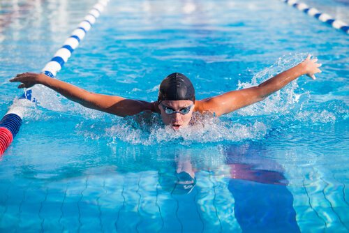 Pływanie i liczne korzyści z niego wynikające