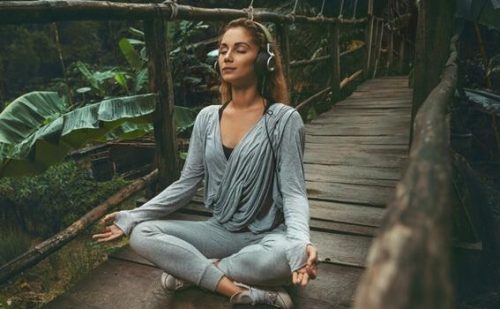 Słuchanie relaksacyjnej muzyki - 10 korzyści