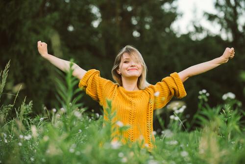 Szczęśliwa kobieta w trawie