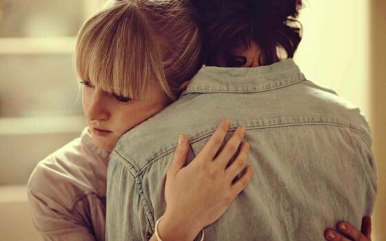 Przytulająca się para.