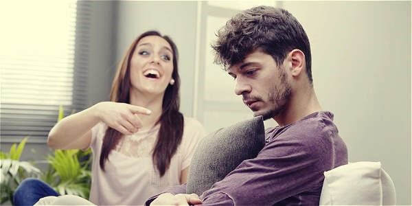 Kobieta wyśmiewająca partnera.