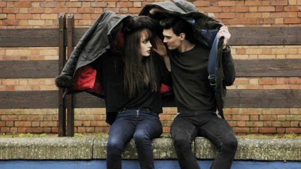 Para ukryta pod kurtką.