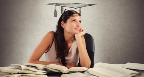 Zamyślona kobieta z książkami