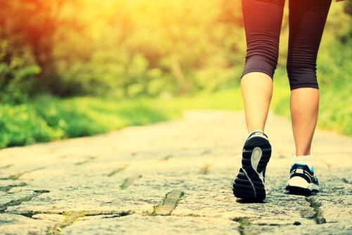 Chodzenie dla zdrowia: 5 korzyści, jakie daje