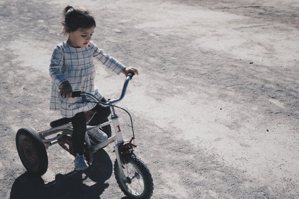 Dziewczynka na rowerze.