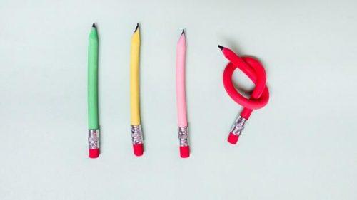 Introwersja o nasilonym niepokoju - trzy proste ołówki i jeden zawinięty