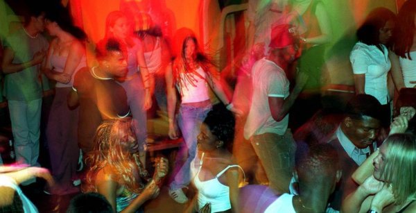 Ludzie bawiący się w klubie.