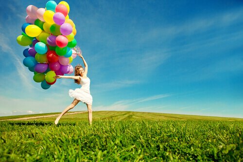 Zabawowa osoba - dziewczyna z balonami.
